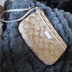 🌸B2G1 FREE🌸Coach Tan Signature Canvas Wristlet with White Trim